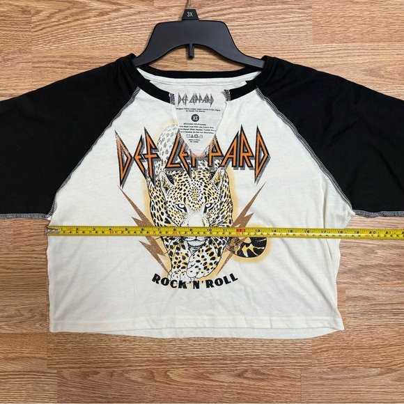Def leopard band t woman’s crop top short sleeve extra small shirt - Picture 3 of 5